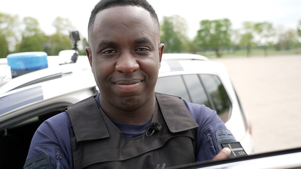 Melvin trækker i uniformen: Nu skal han være betjent